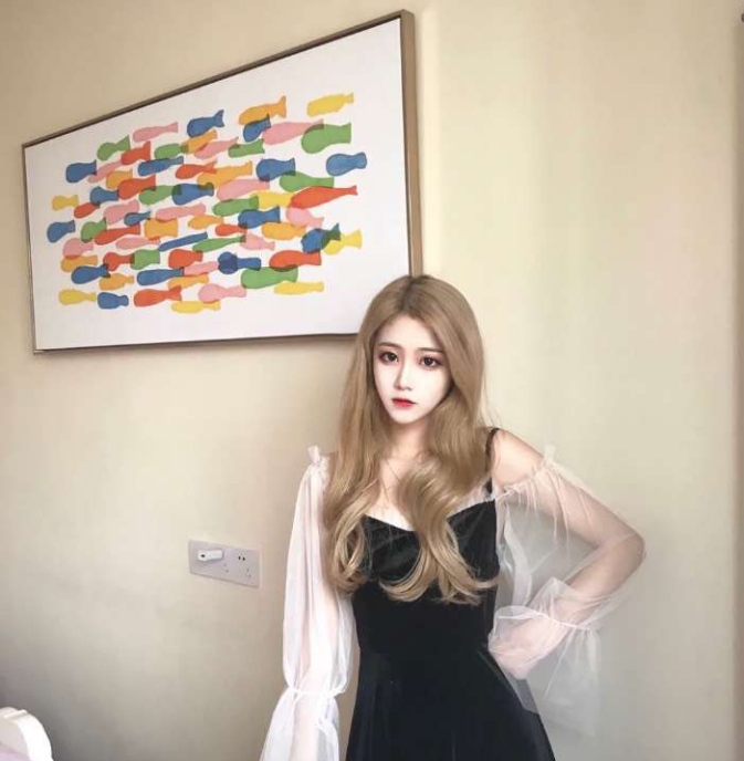 胸大臀圆的兼职学妹